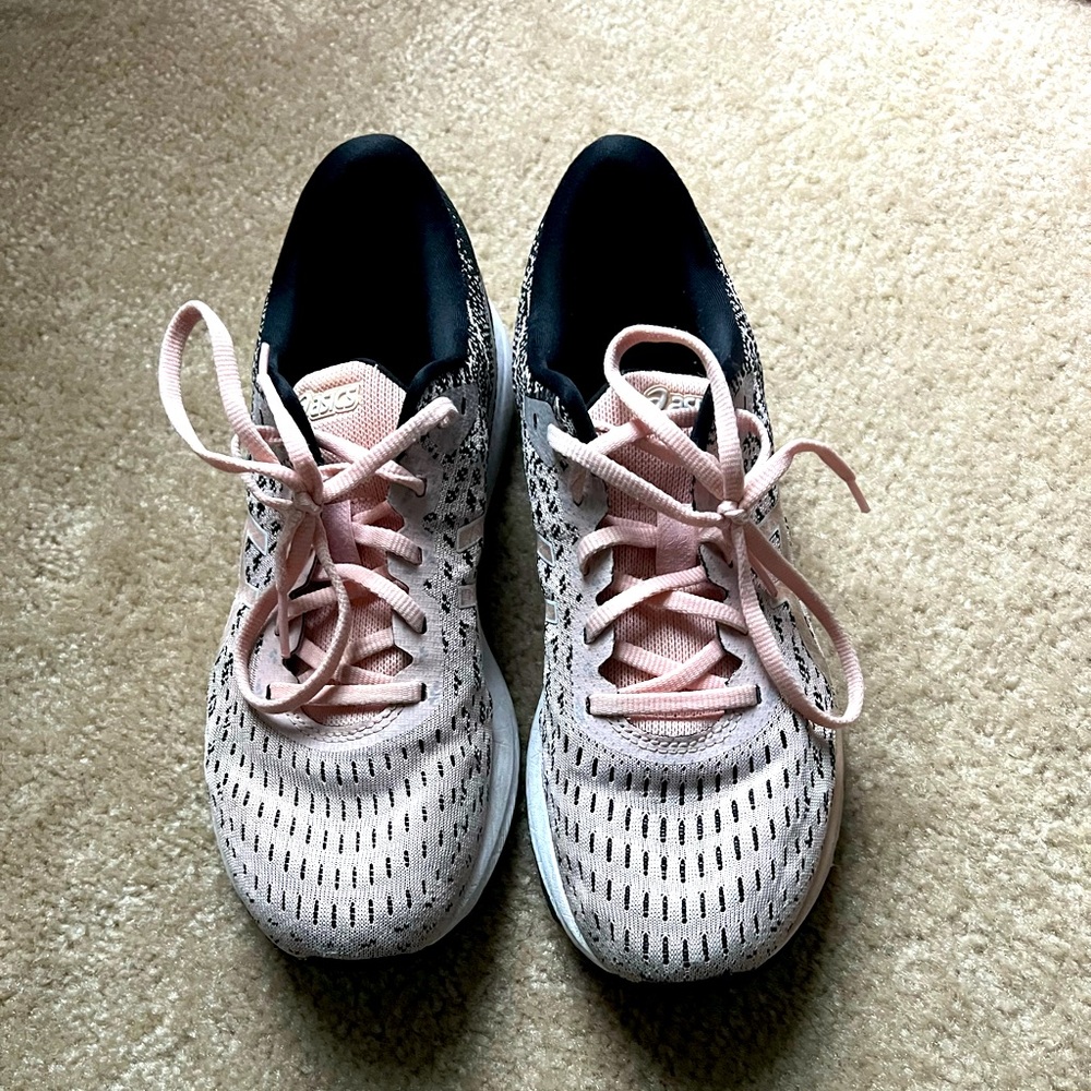 ASICS Size 9 tennis shoe Great condition